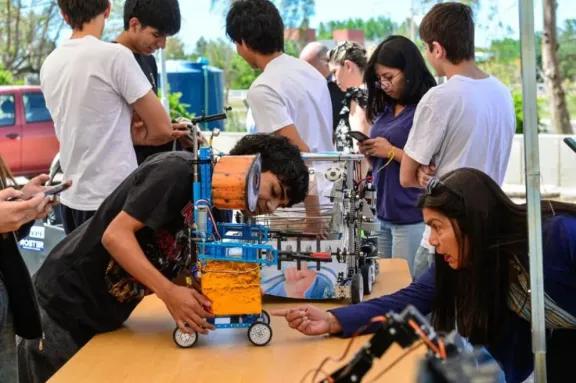 Neuquén invierte USD 16 millones en tecnología para escuelas y lanza el Plan Pehuén