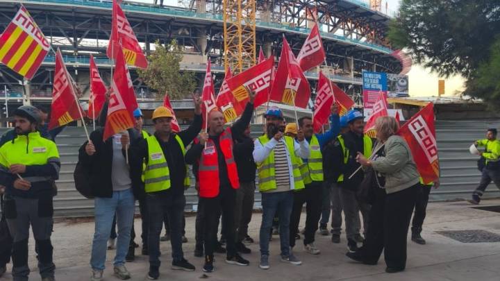 Decenas de trabajadores protestan frente al Camp Nou
