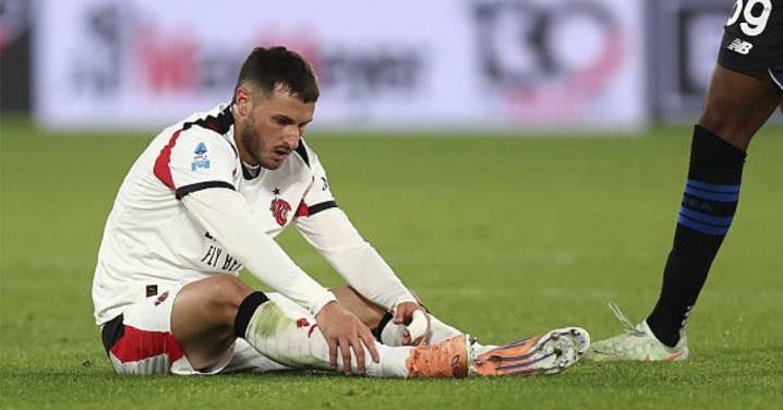 Lesión en el tobillo deja fuera a Santiago Giménez del Milan y de la Selección Mexicana