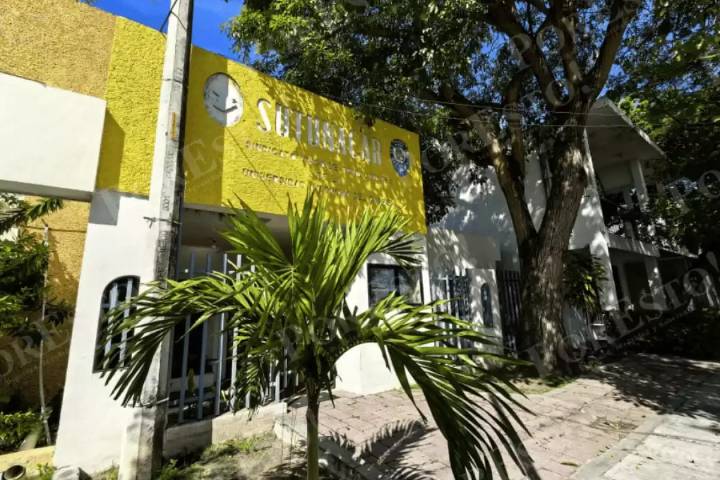 Ciudad del Carmen: líder sindical de la UNACAR abandona elección; denuncia manipulación en el proceso