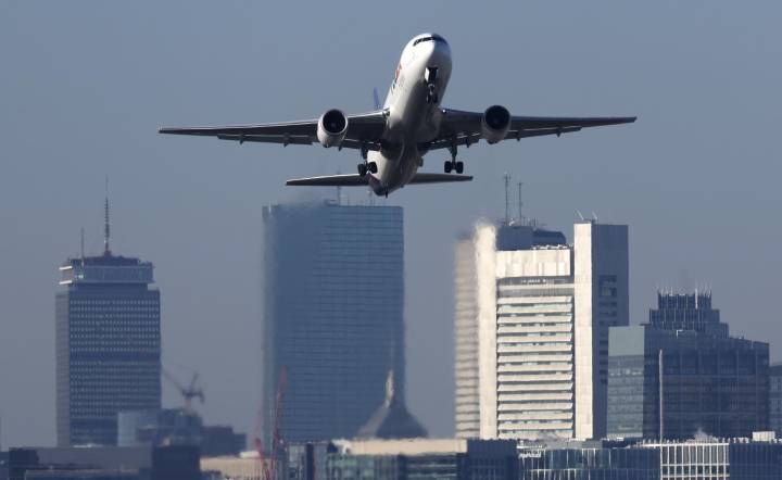 EE.UU. ordena reducción gradual de vuelos por “tensión en el sistema aéreo”