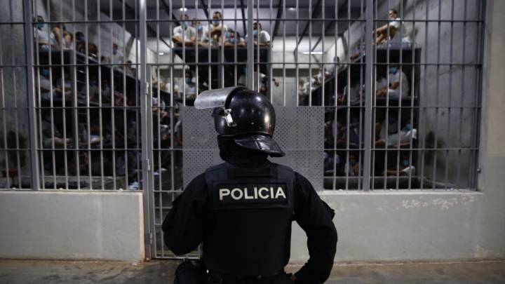 Venezolanos enviados por el gobierno de Trump a cárcel de Bukele acusan torturas: HRW
