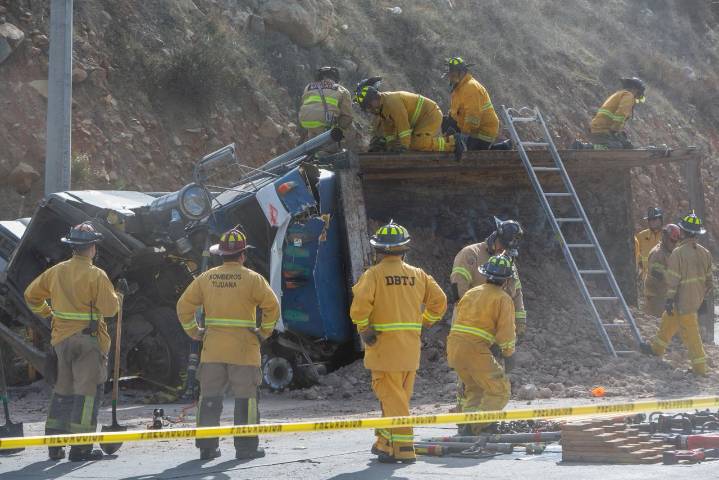 Hombre muere prensado por su camión tras volcarse sobre el bulevar 2000