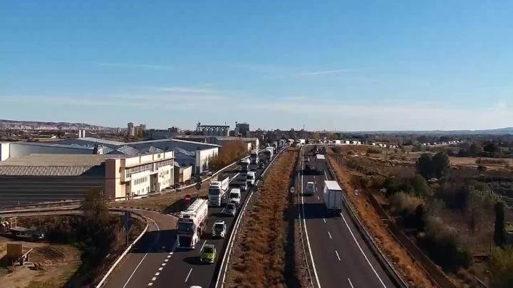 El incendio de dos camiones provoca complicaciones en dos carreteras de Zaragoza