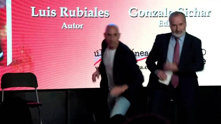 El tío de Luis Rubiales le lanza huevos durante la presentación de su libro en Madrid