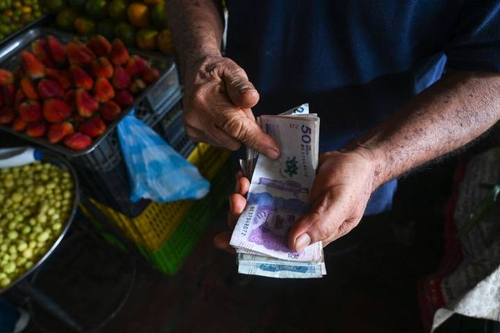 El peso colombiano se debilita ante el fin posible de ventas de dólares del gobierno