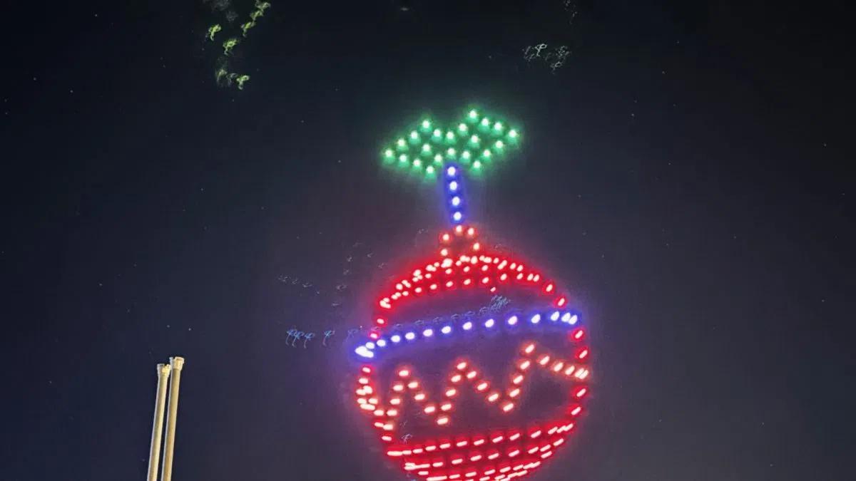 Thousands get into the holiday spirit