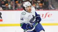 As Canucks’ trade talks heat up, Sherwood blocking out noise