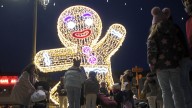 Almanza (León) adelanta la Navidad con el encendido de 120.000 luces, una galleta de jengibre gigante y personajes de cuento
