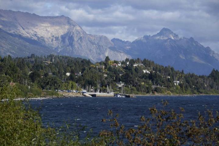 Investigan al propietario de casas modulares que intentó instalar en una playa de Bariloche