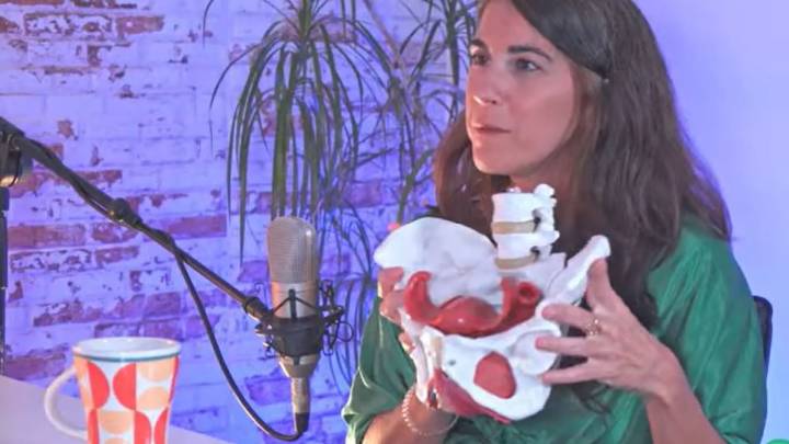 Cristina Benjumea, fisioterapeuta: "El hombre debe orinar sentado por higiene y por la próstata"