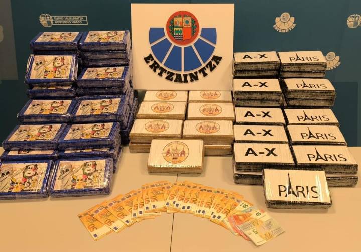 A prisión por llevar tres maletas con 100 kilos de cocaína y metanfetamina en Irun: el mayor alijo incautado por la Ertzaintza en Gipuzkoa