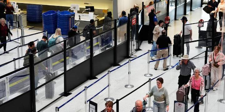 US airlines’ daily cancellations exceed 2,700 as shutdown impact extends
