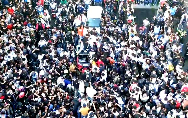 Atropellamiento múltiple, caos y broncas por evento de streamer en el Monumento a la Revolución