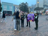 Impulsan el reconocimiento y uso de la señal universal de auxilio