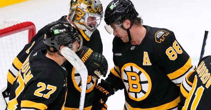 Pastrnak scores twice, Bruins beat Maple Leafs for 7th straight win