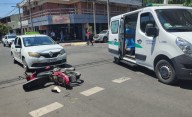 Un taxi y una moto chocaron en pleno centro de Santa Rosa