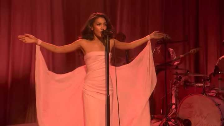 'SNL': Olivia Dean Performs 'Man I Need,' 'Let Alone The One You Love'