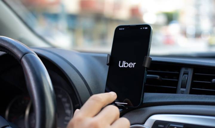 Le roban el carro a un conductor de Uber