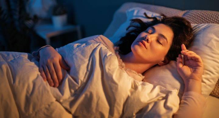 Posición para dormir: la postura que debes evitar para no desviar la columna, según expertos