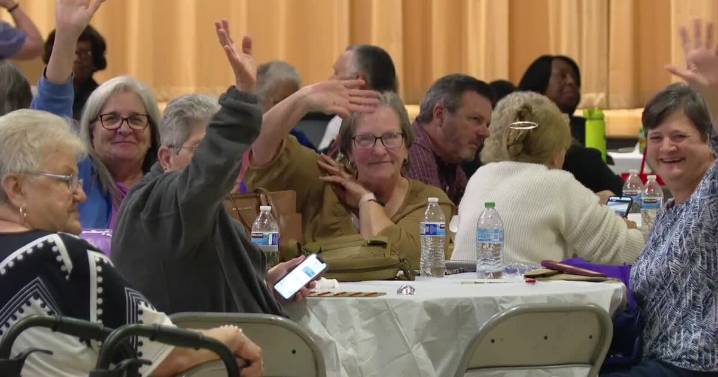 Seniors gather in St. Martinville for Council on Aging’s Thanksgiving luncheon