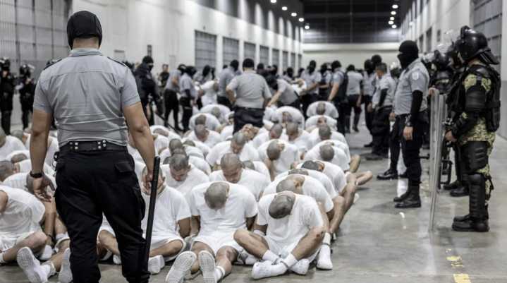 Informe de HRW revela que venezolanos enviados por Trump a El Salvador sufrieron torturas