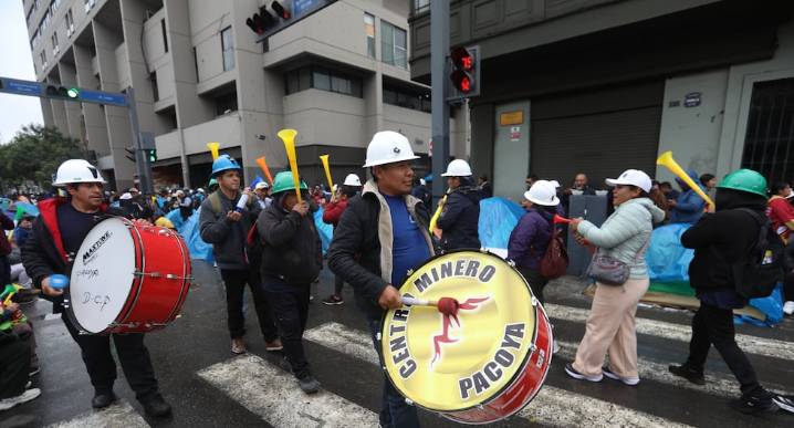 PNP cierra la Av. Abancay por protesta de mineros informales