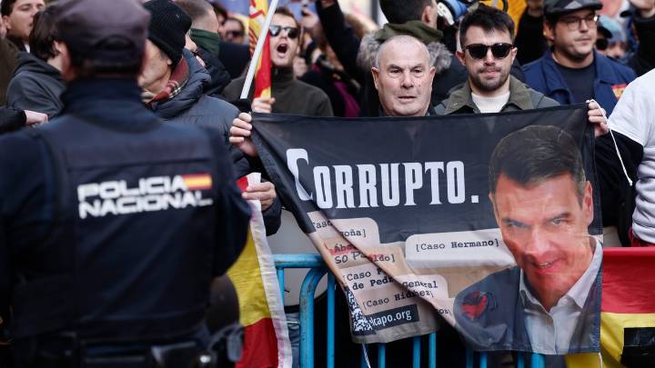 Un detenido en la protesta de las juventudes de Vox frente a Ferraz