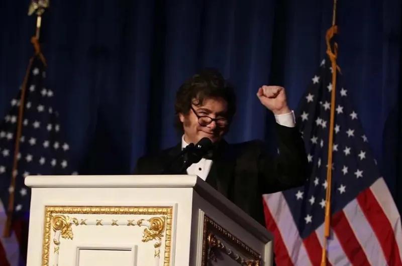 Milei inicia su viaje número 14 a Estados Unidos y suma una escala en Bolivia