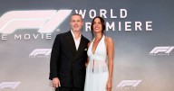 Brad Pitt e Inés de Ramón se muestran enamorados en estreno de Jay Kelly