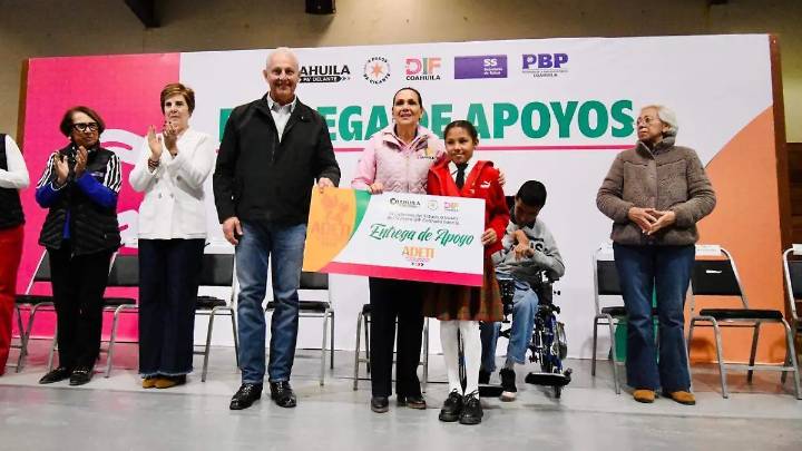 Entregan Román Cepeda y Liliana Salinas apoyo a personas en situación vulnerable