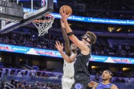 NBA roundup: Stephen Curry scores 49 as Warriors edge Spurs