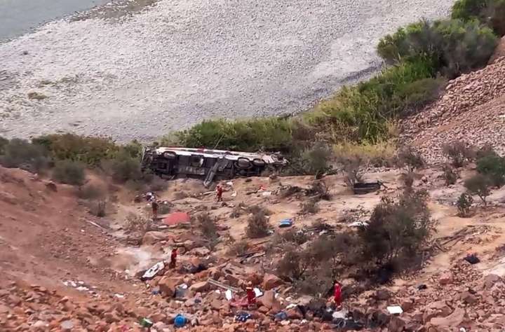 Tragedia en Arequipa: al menos 37 muertos y 15 heridos al desbarrancarse bus interprovincial