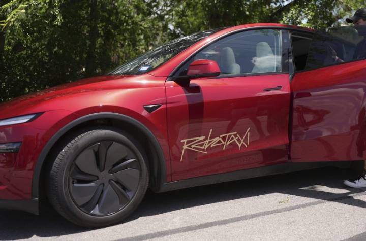 Tesla Robotaxi safety driver appears to fall asleep during San Francisco ride