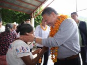 Julio Menchaca recorre comunidades afectadas de la Huasteca hidalguense