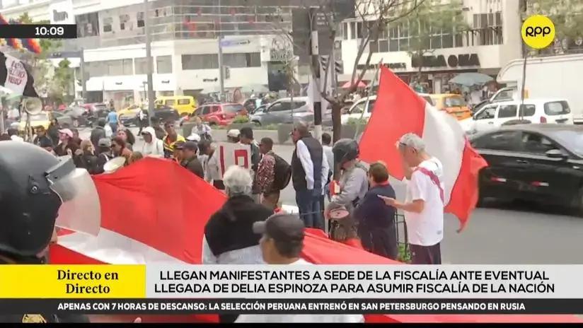 Cercado de Lima: manifestantes llegan a la sede de la Fiscalía ante eventual ingreso de Delia Espinoza
