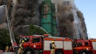 Al menos cuatro muertos en un gran incendio en varios rascacielos residenciales de Hong Kong