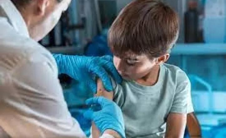 Alertan por la caída histórica en la vacunación infantil: cuáles son las causas y los riesgos para la salud