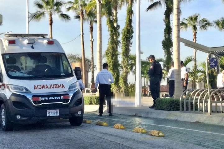 Movilización en el malecón de La Paz por hombre que falleció mientras se ejercitaba