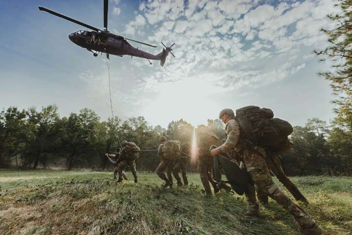 Trump ensaya plan para enviar tropas a México a combatir cárteles, según NBC