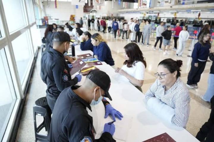 Arriban 167 venezolanos deportados desde Arizona: ocho son niños y adolescentes