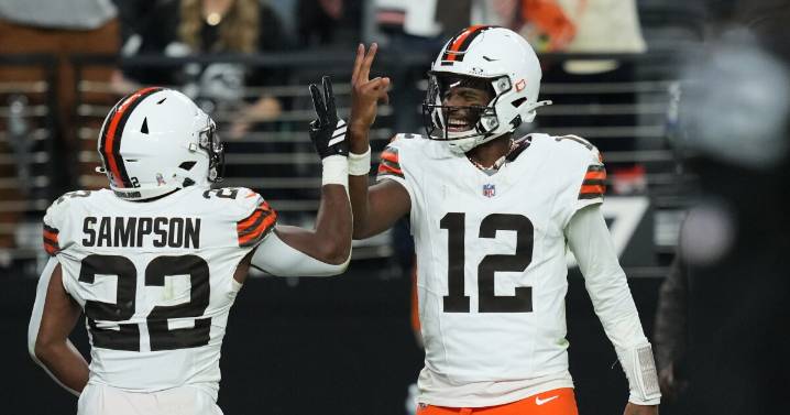 Browns defense dominates, offense shows glimmers of success in 24