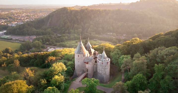 Castle-to-castle walk passes historic canals, woodlands and has coffee shop with fresh pastries