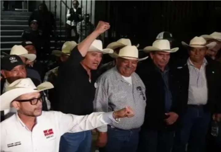 Campesinos y transportistas levantan bloqueos