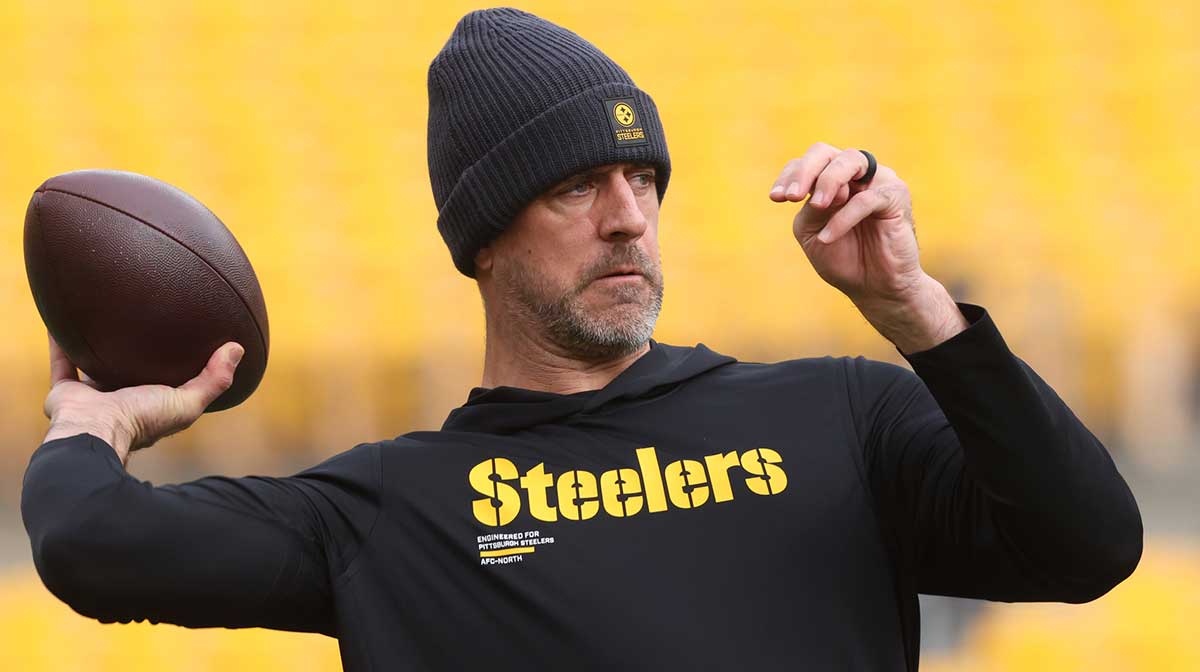 Steelers QB Aaron Rodgers pregame warmup video sparks hand injury concern