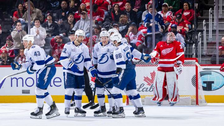 Gourde scores twice, Lightning top Red Wings for 6th straight win