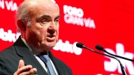 El BCE señala al Gobierno por la crisis habitacional: Guindos alerta de que la regulación de vivienda en España "limita" la oferta de alquiler