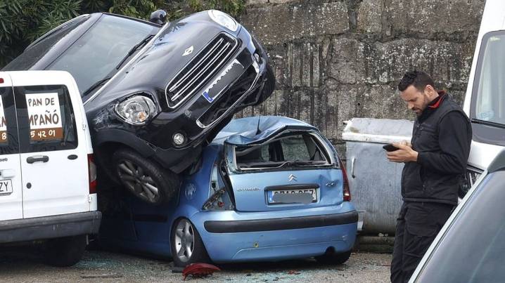 Un coche se sale de la carretera, atraviesa un campo y vuela hasta caer sobre tres turismos aparcados en Pontevedra