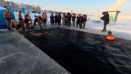 Nadadores rusos desafían las bajas temperaturas al nadar en un lago congelado en Yakutsk