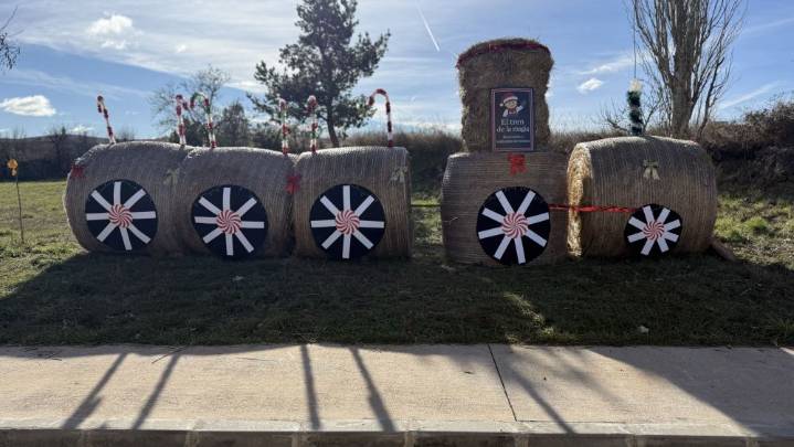Valdespino de Somoza vuelve a brillar con una Navidad artesanal creada con rollos de paja